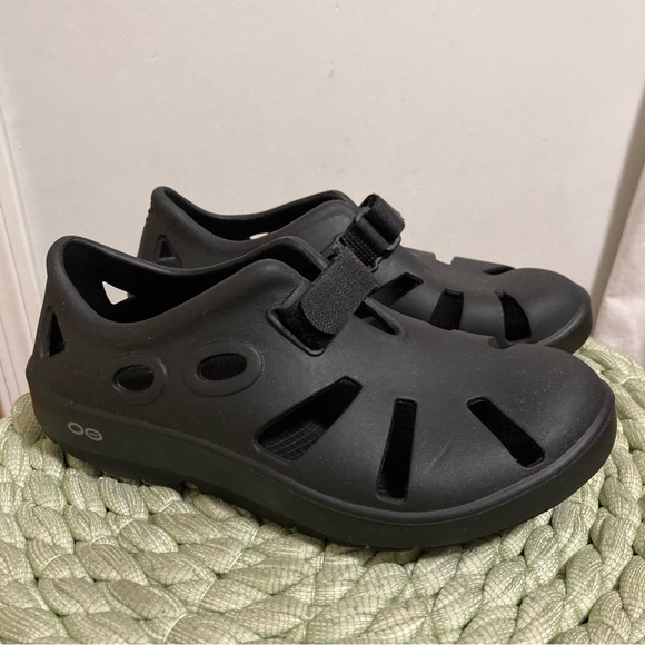 OOFOS Oocandoo Black Outdoors Sandals - Picture 10 of 14